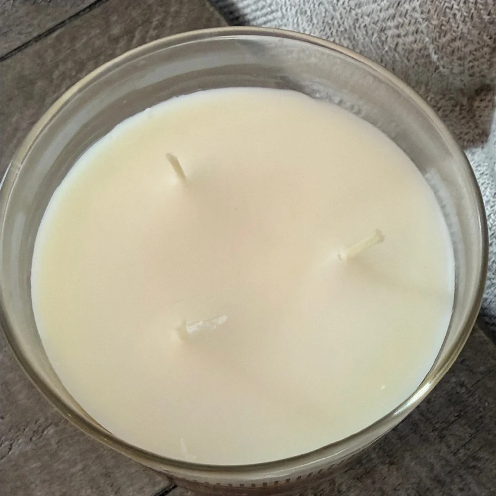 Bath & Body Works Marble Chocolate Cake Give Warmth Candle - Cream and Brown - Picture 3 of 4